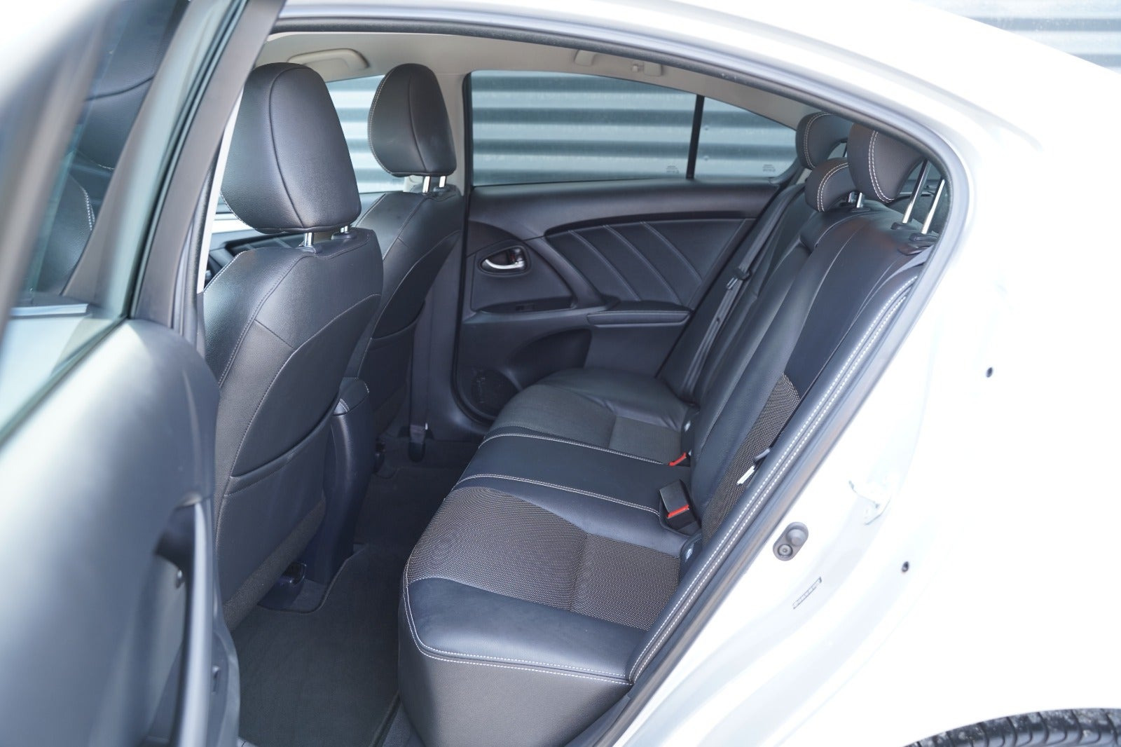Sølv Toyota Avensis fra 2016