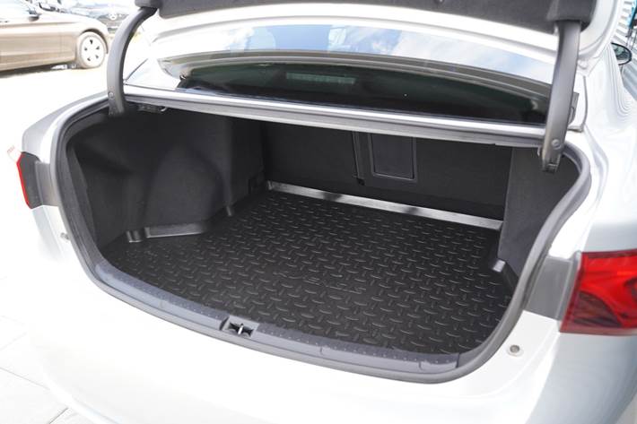 Sølv Toyota Avensis fra 2016