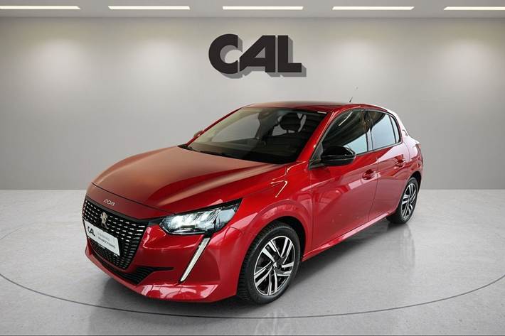 Rød Peugeot 208 fra 2022 set udefra