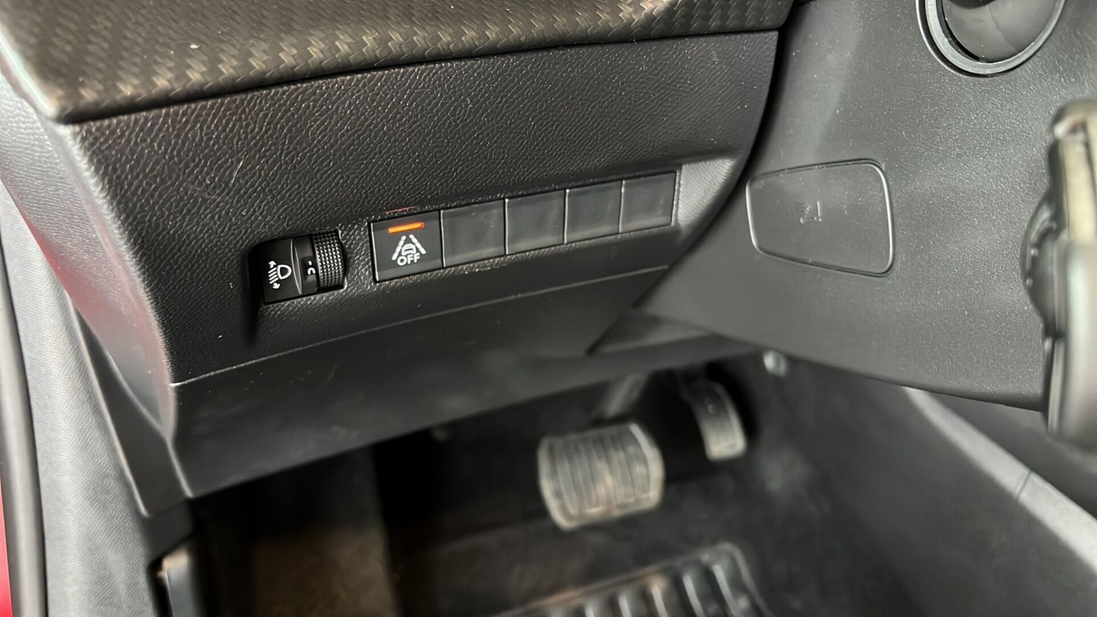 Rød Peugeot 208 fra 2022