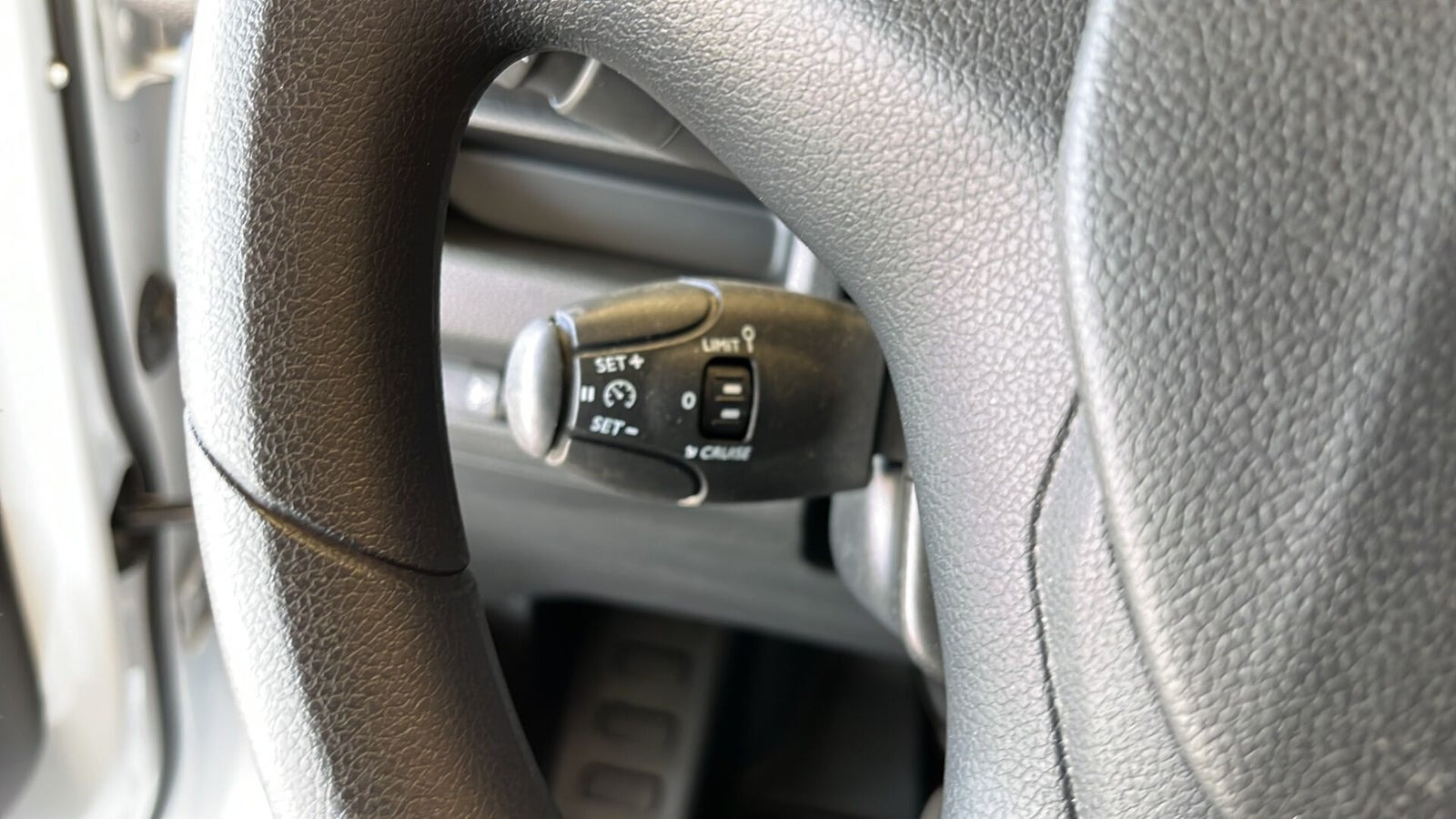 Hvid Peugeot e-Expert fra 2024