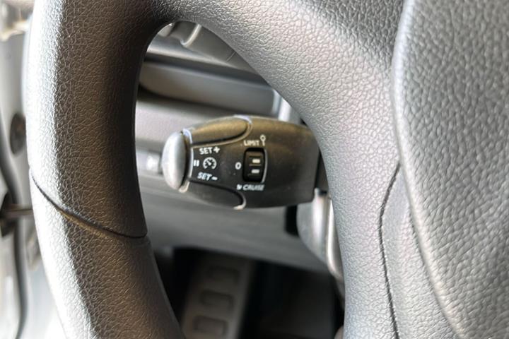 Hvid Peugeot e-Expert fra 2024
