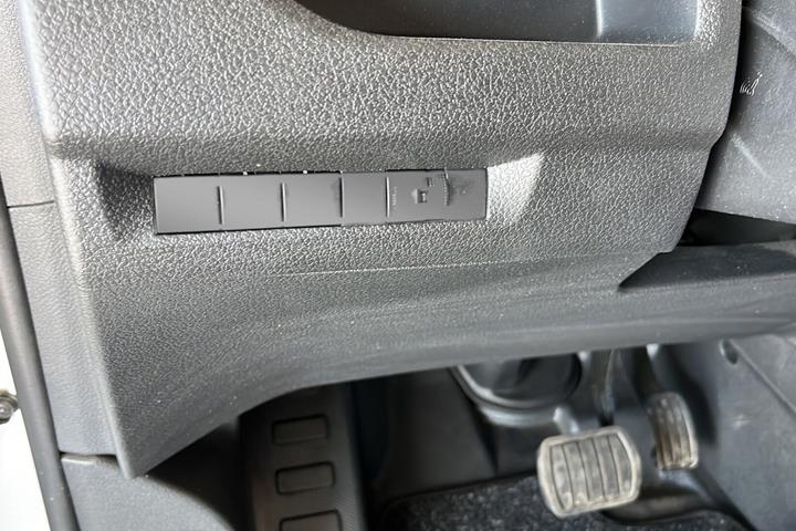 Hvid Peugeot e-Expert fra 2024