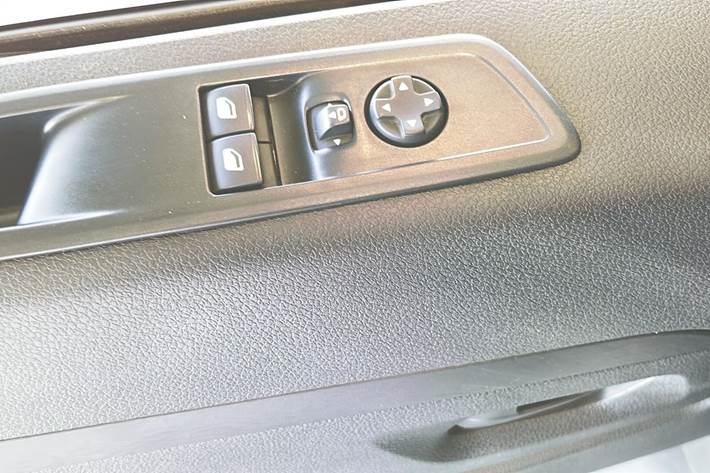 Hvid Peugeot e-Expert fra 2024