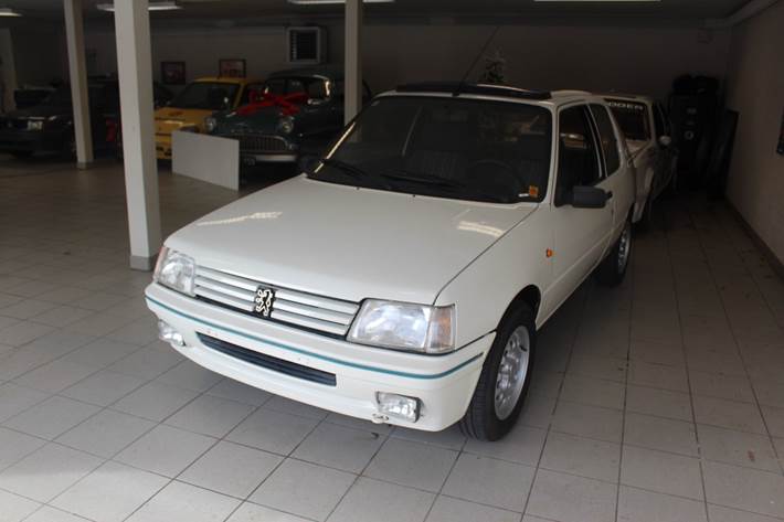 Hvid Peugeot 205 fra 1991