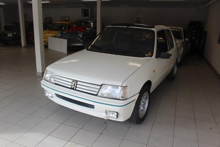 Hvid Peugeot 205 fra 1991 set udefra