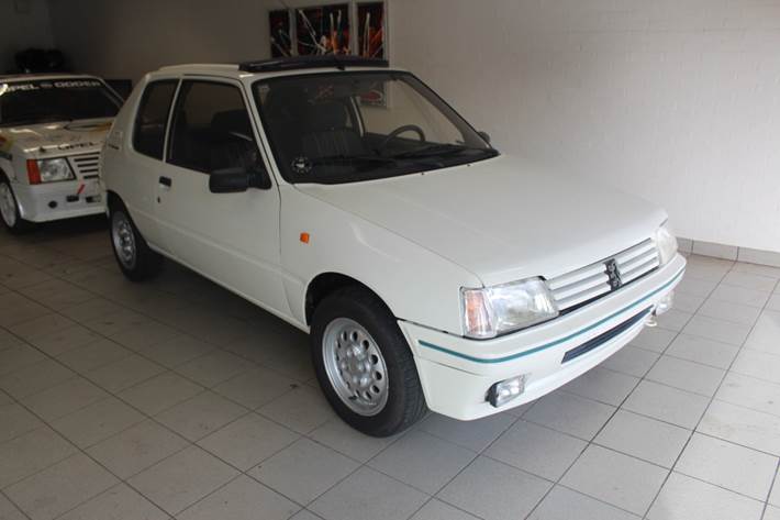 Hvid Peugeot 205 fra 1991