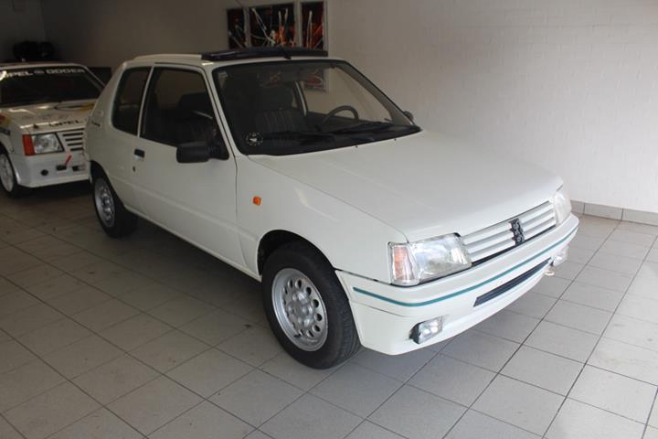 Hvid Peugeot 205 fra 1991 set udefra