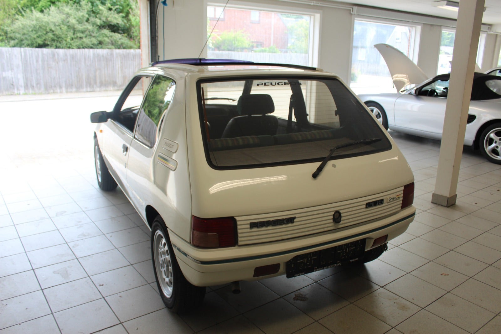 Hvid Peugeot 205 fra 1991 set udefra