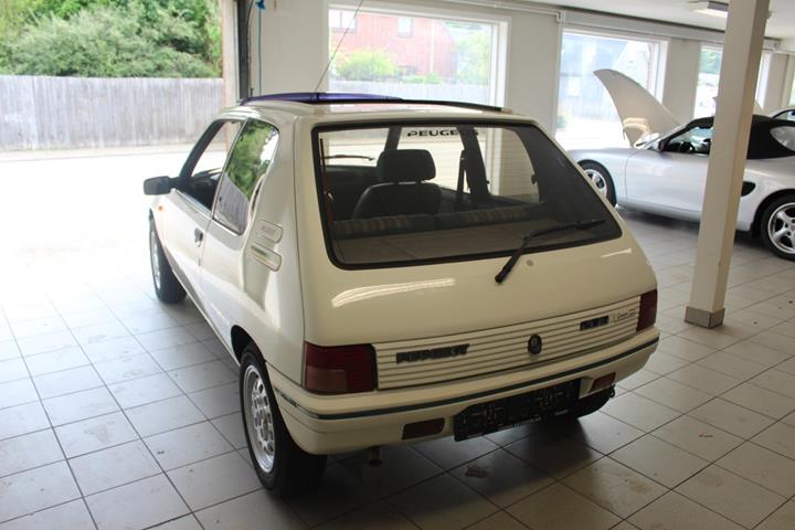 Hvid Peugeot 205 fra 1991 set udefra