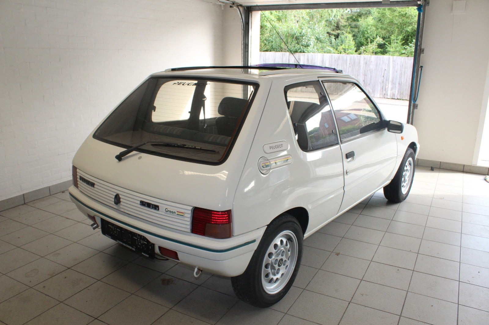 Hvid Peugeot 205 fra 1991 set udefra
