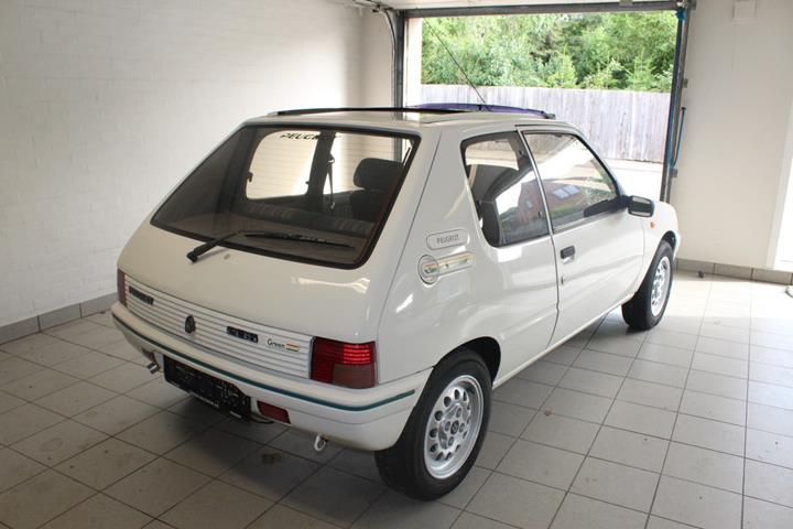Hvid Peugeot 205 fra 1991 set udefra