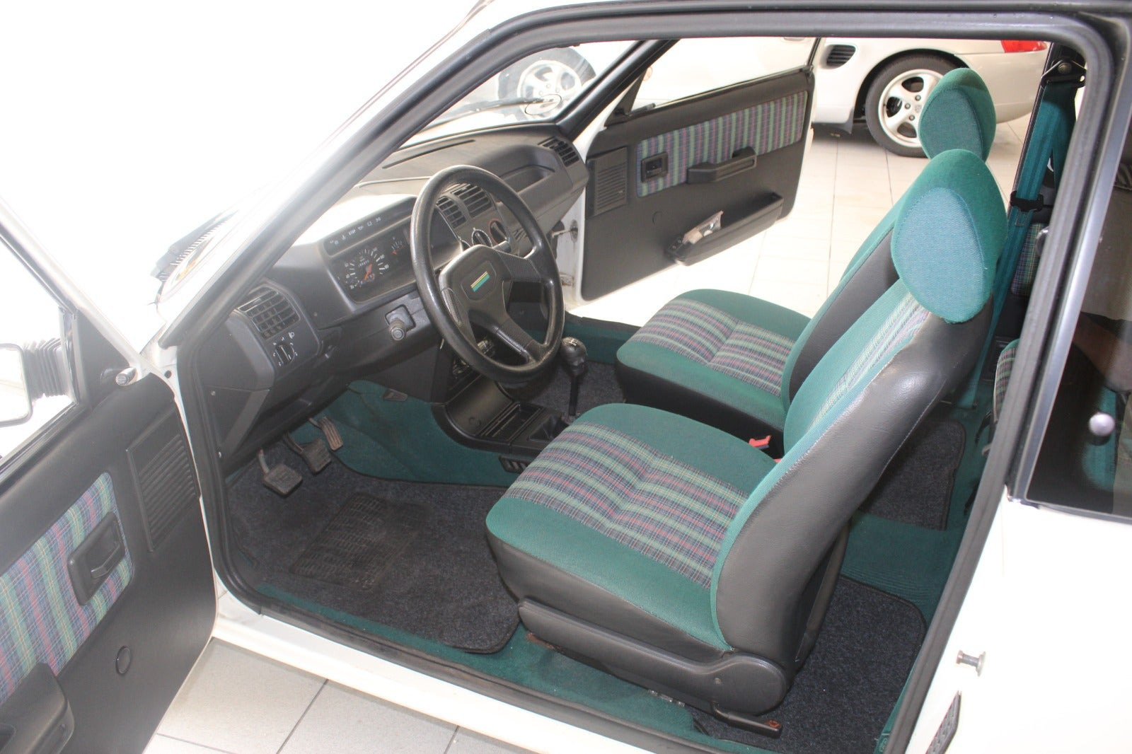 Hvid Peugeot 205 fra 1991 set indefra