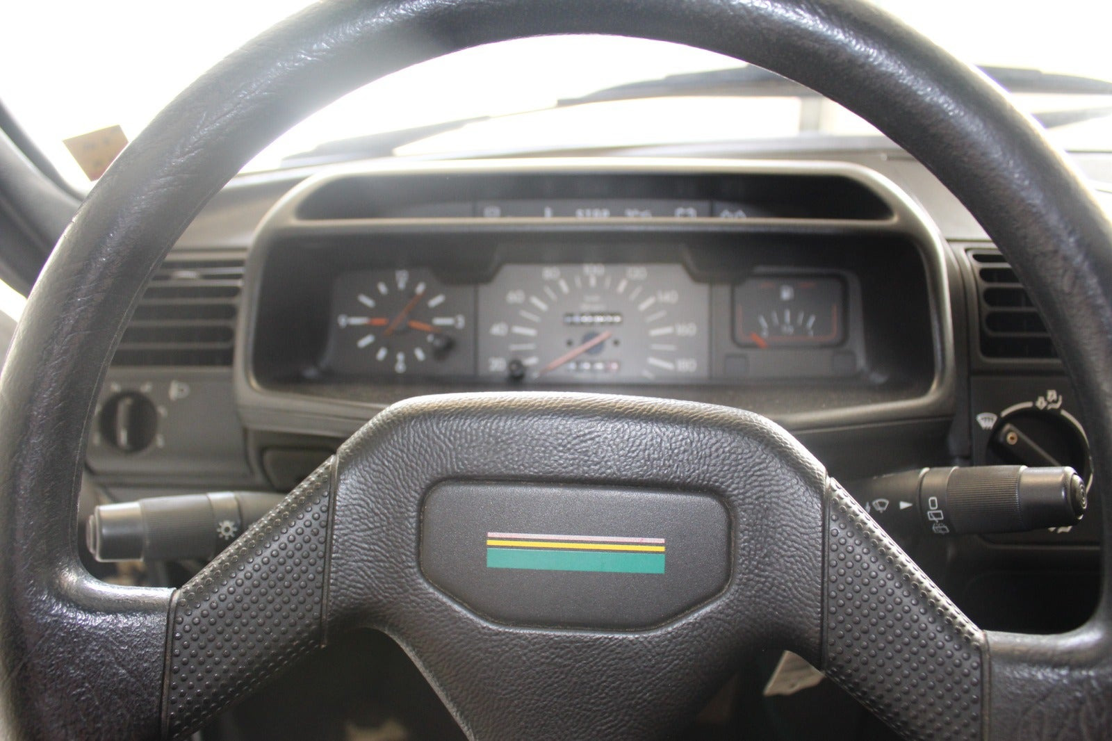 Hvid Peugeot 205 fra 1991 set indefra