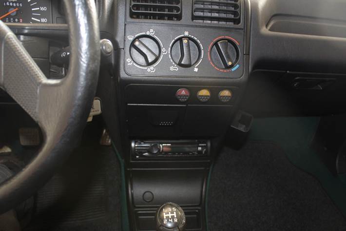Hvid Peugeot 205 fra 1991