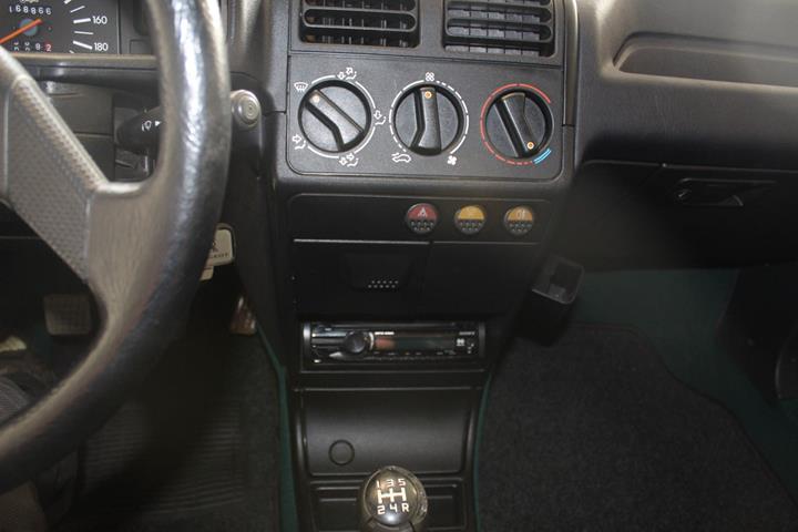 Hvid Peugeot 205 fra 1991 set indefra