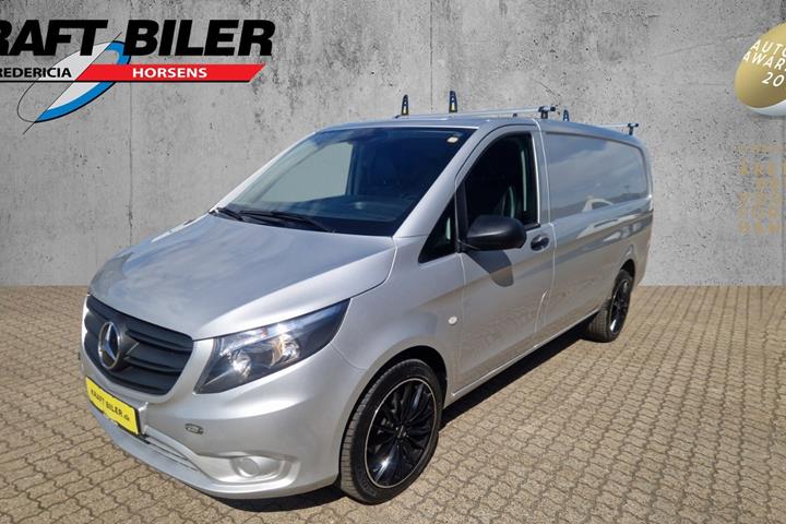 Sølv Mercedes Vito 114 fra 2021 set udefra