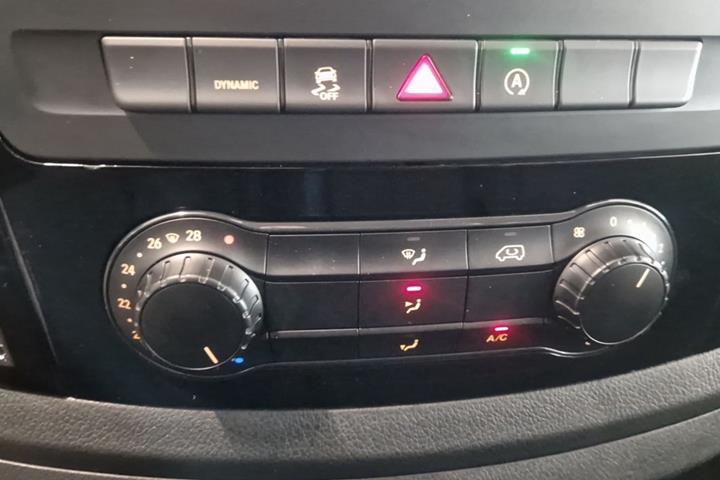Sølv Mercedes Vito 114 fra 2021
