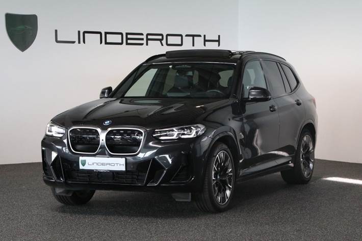 Grå BMW iX3 fra 2022 set udefra