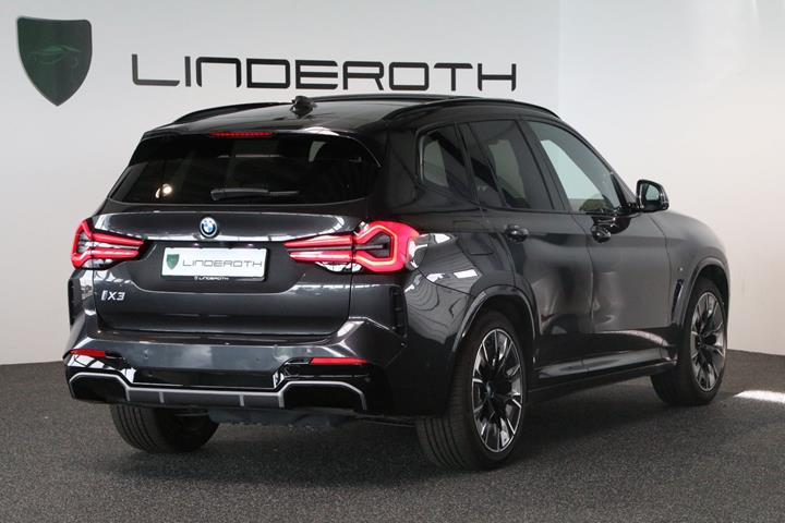 Grå BMW iX3 fra 2022