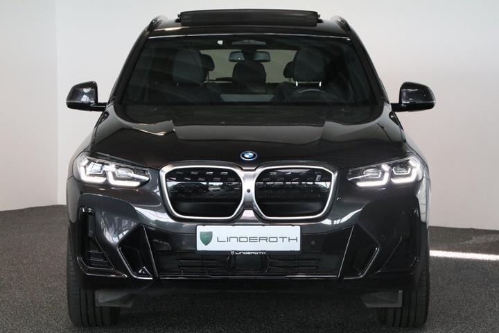 Grå BMW iX3 fra 2022
