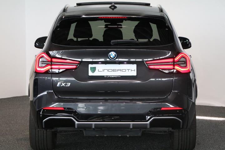 Grå BMW iX3 fra 2022