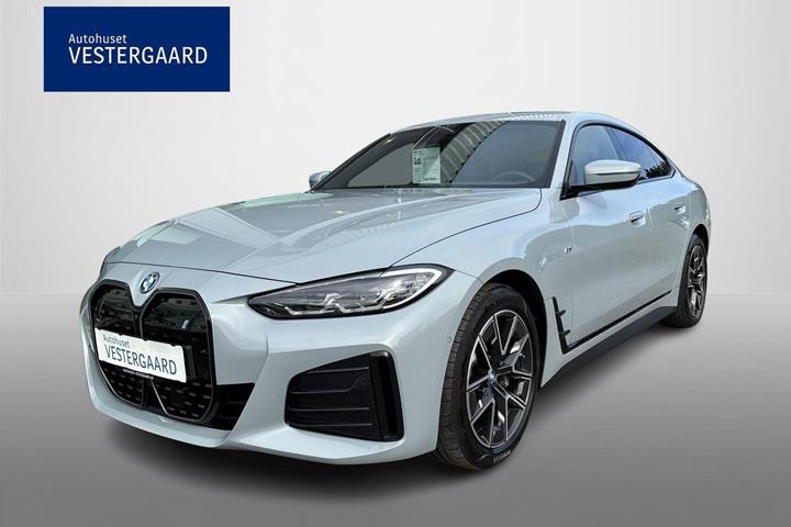 Grå BMW i4 fra 2023 set udefra