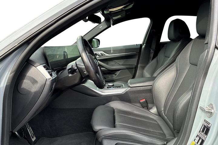 Grå BMW i4 fra 2023