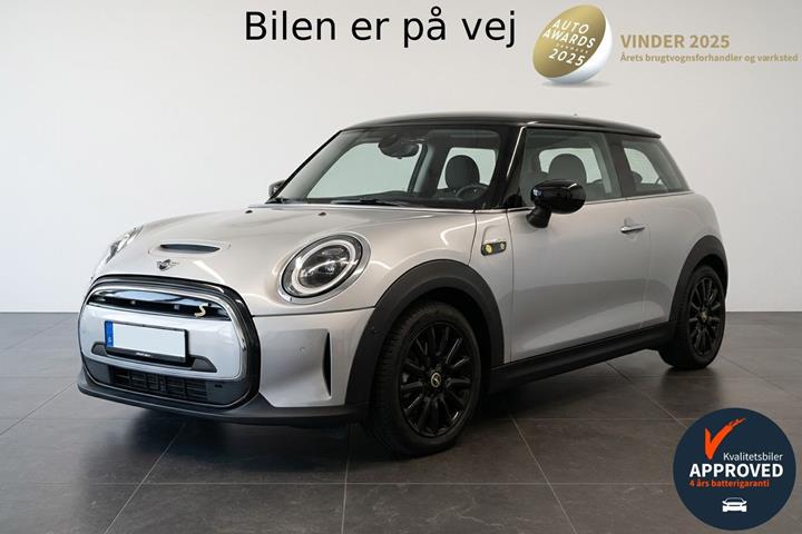 Sølv Mini Cooper fra 2023 set udefra
