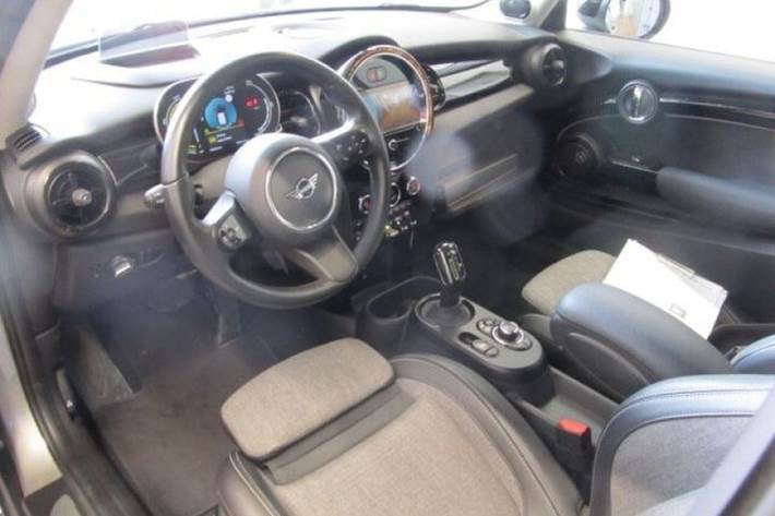 Sølv Mini Cooper fra 2023