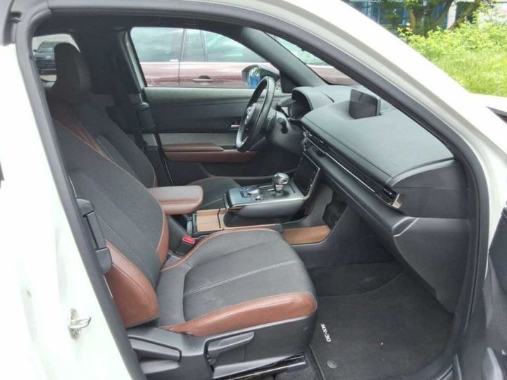 Hvid Mazda MX-30 fra 2023