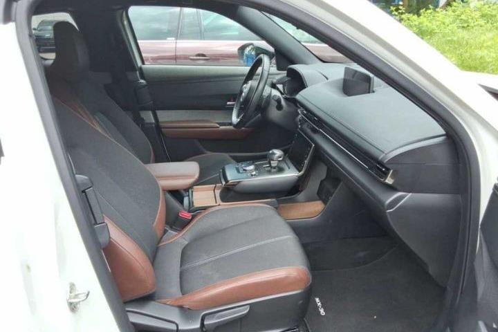 Hvid Mazda MX-30 fra 2023