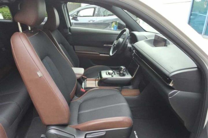 Hvid Mazda MX-30 fra 2023