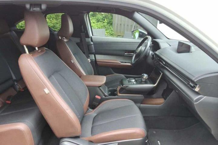 Hvid Mazda MX-30 fra 2023
