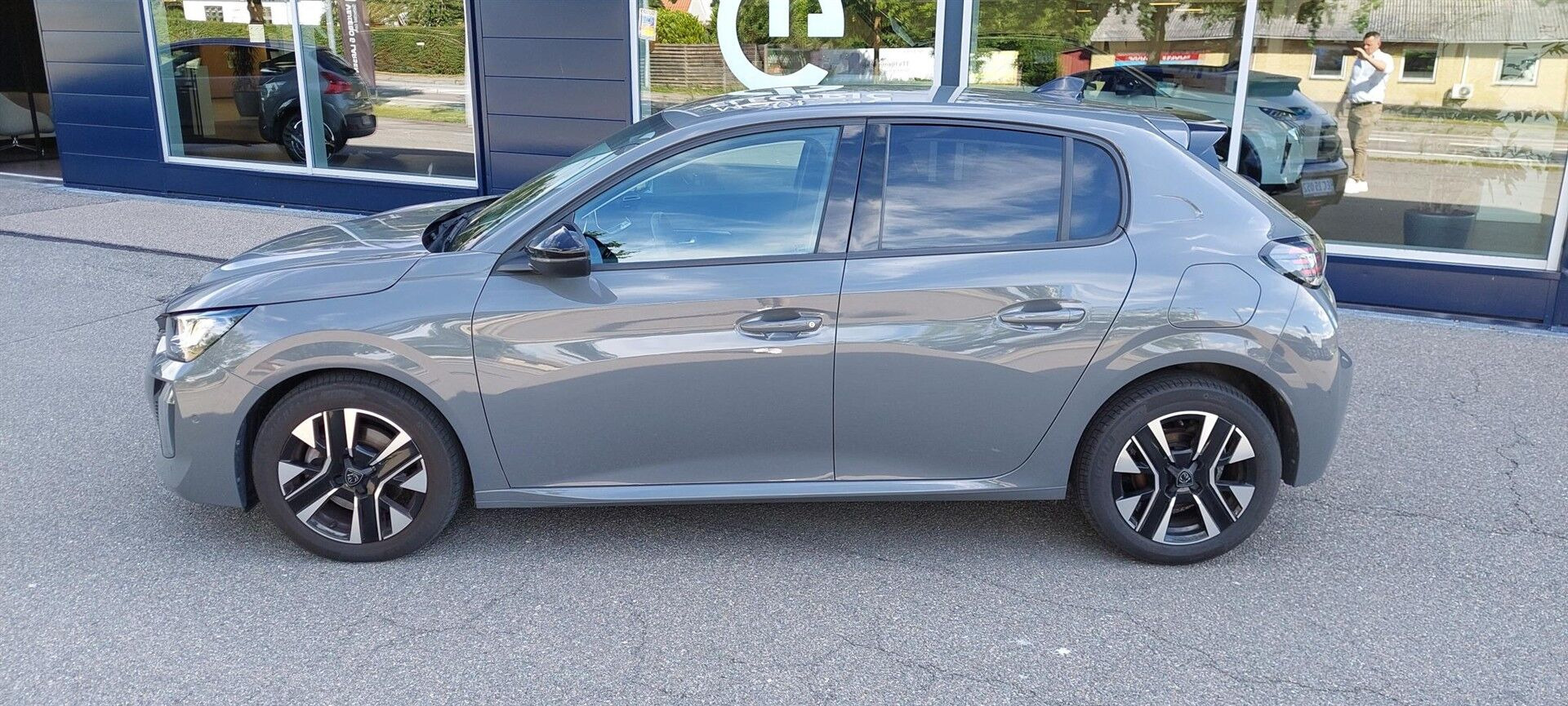 Grå Peugeot 208 fra 2024