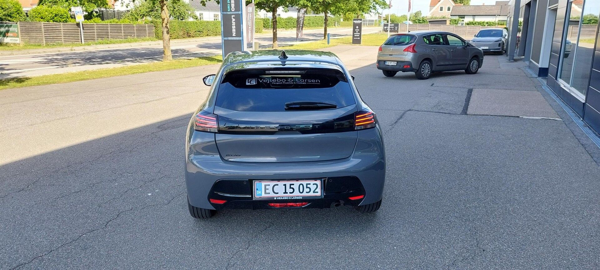 Grå Peugeot 208 fra 2024
