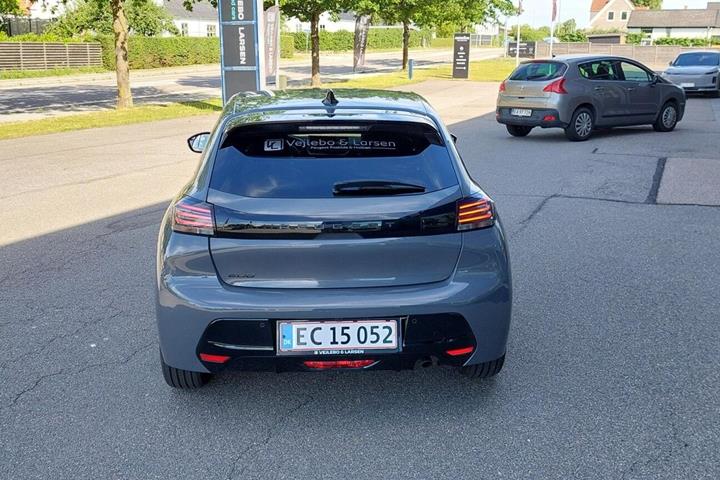 Grå Peugeot 208 fra 2024
