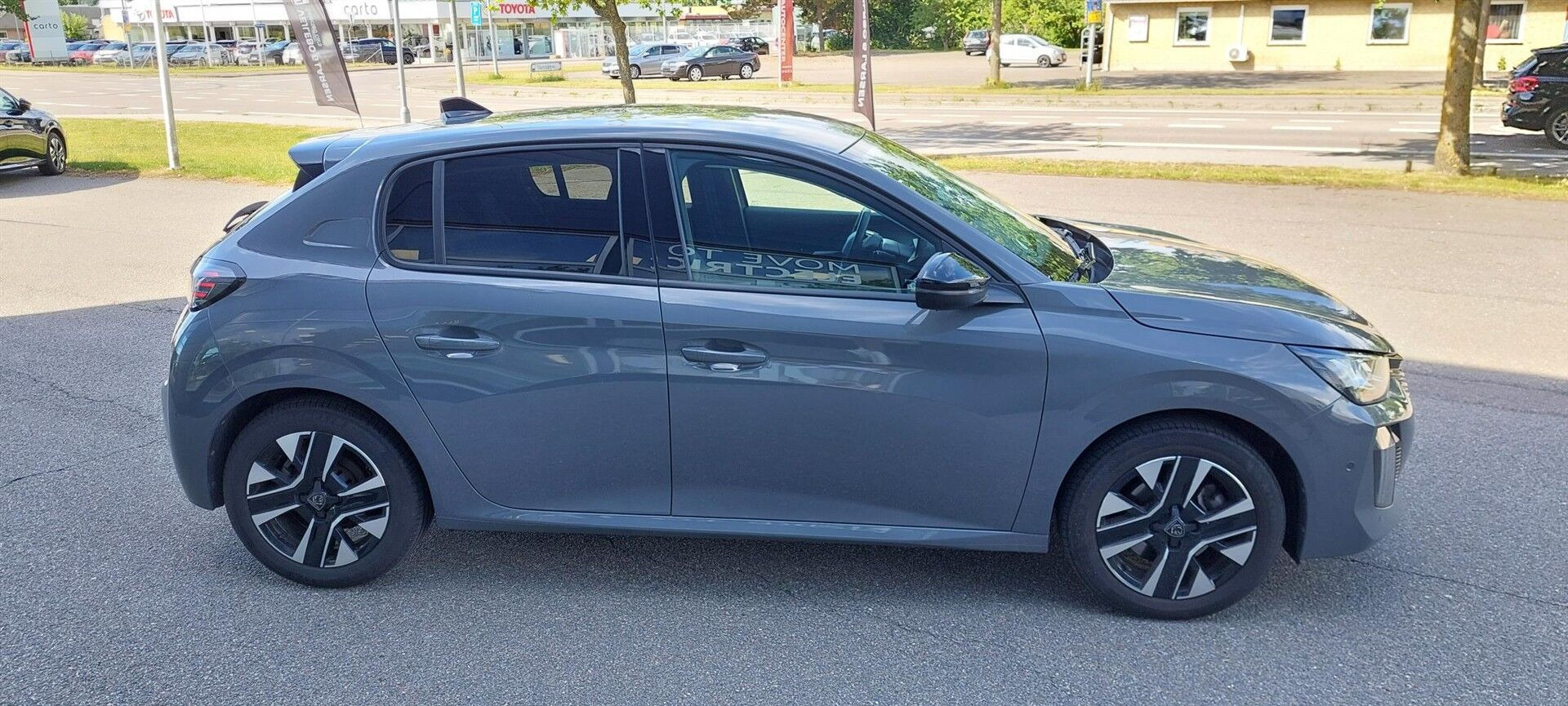 Grå Peugeot 208 fra 2024