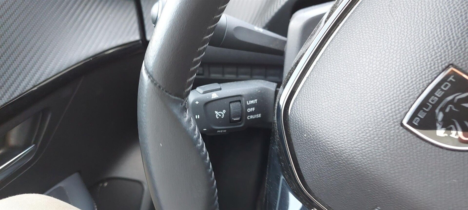 Grå Peugeot 208 fra 2024