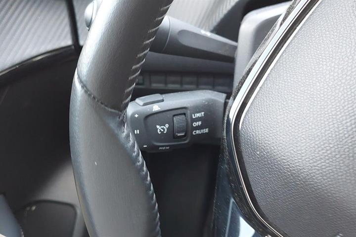Grå Peugeot 208 fra 2024