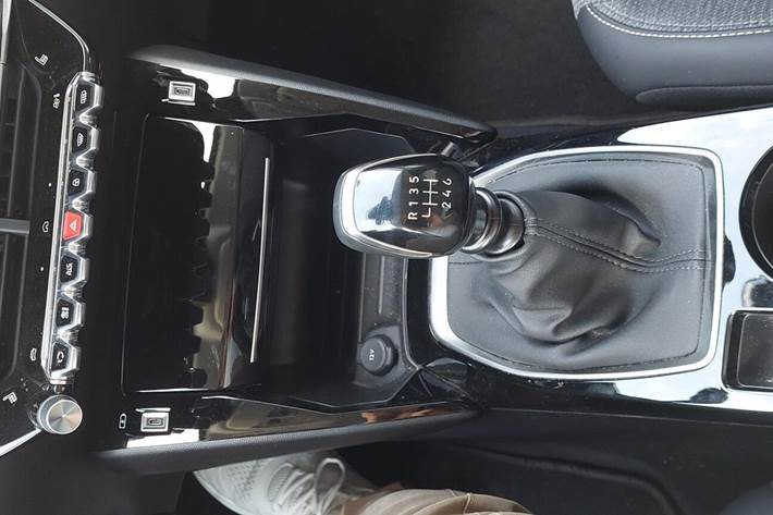 Grå Peugeot 208 fra 2024