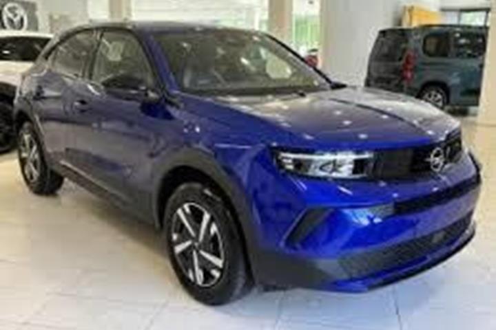 Sort Opel Mokka-e fra 2026 set udefra