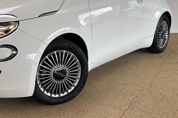 Hvid Fiat 500e fra 2023