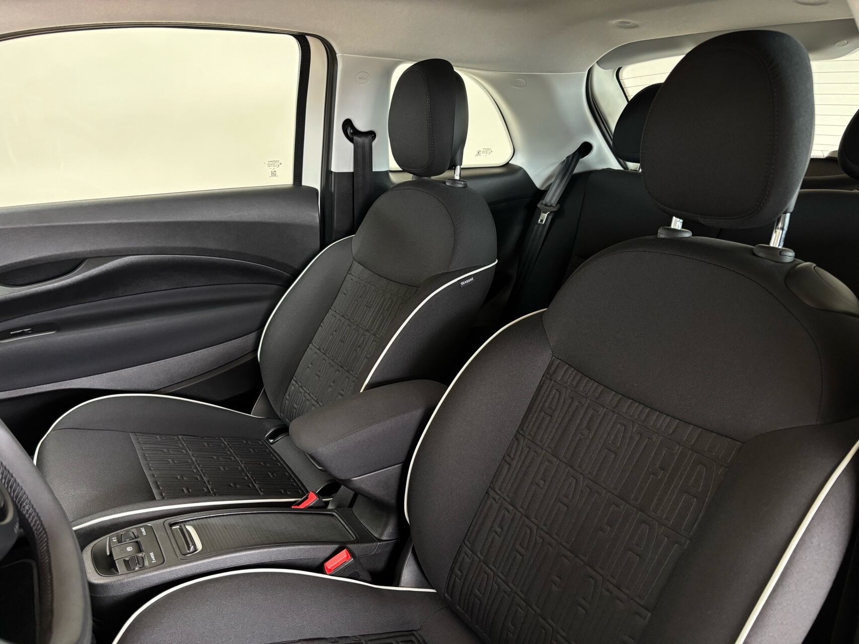 Hvid Fiat 500e fra 2023