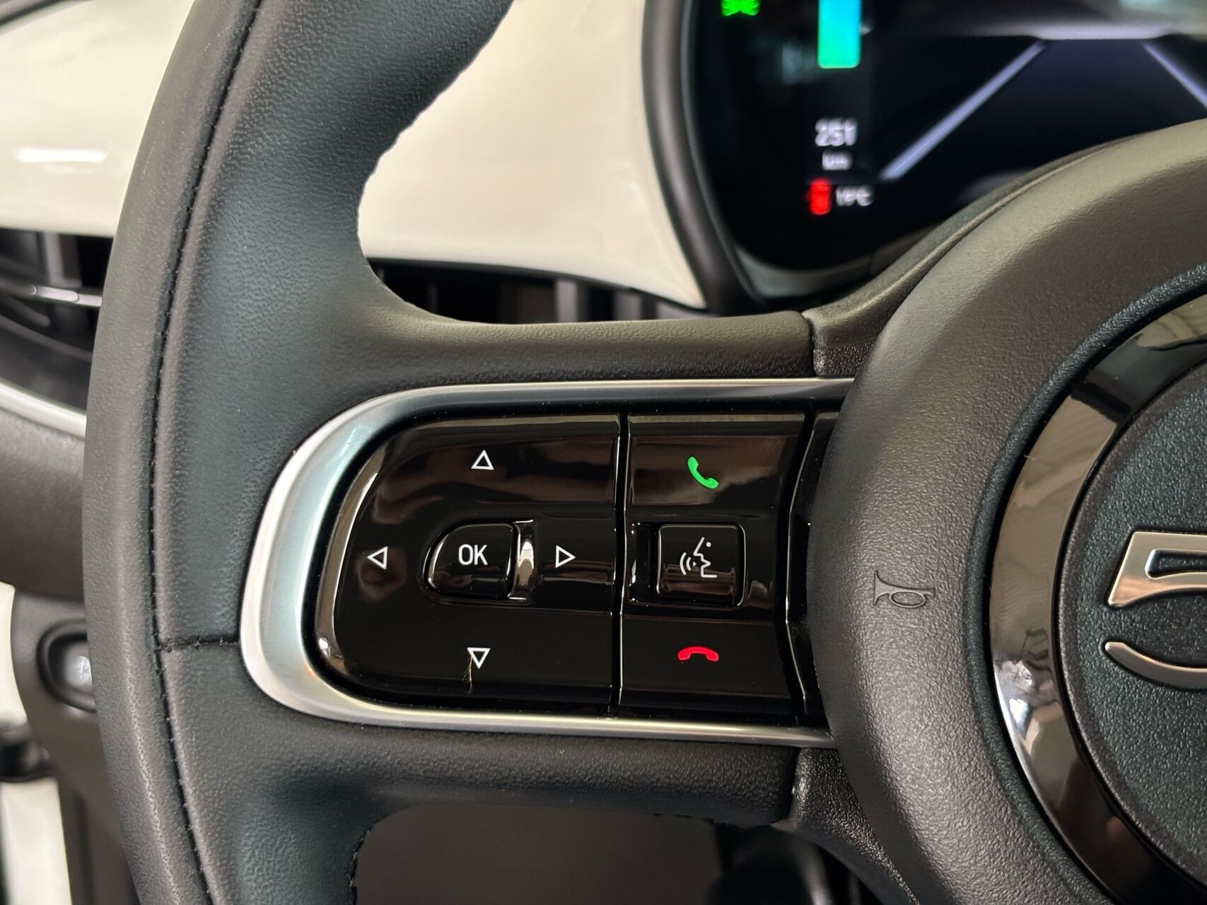 Hvid Fiat 500e fra 2023