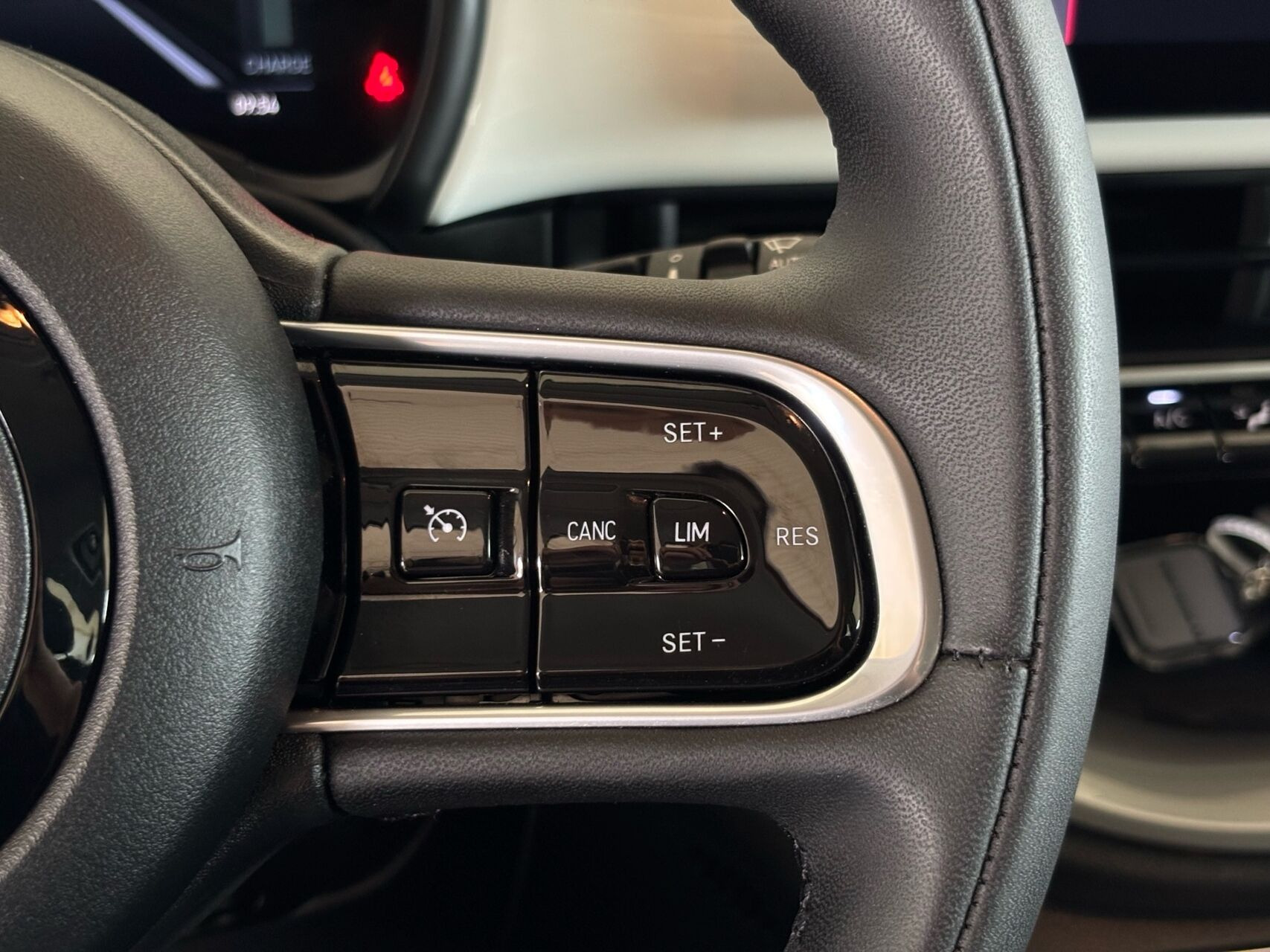 Hvid Fiat 500e fra 2023