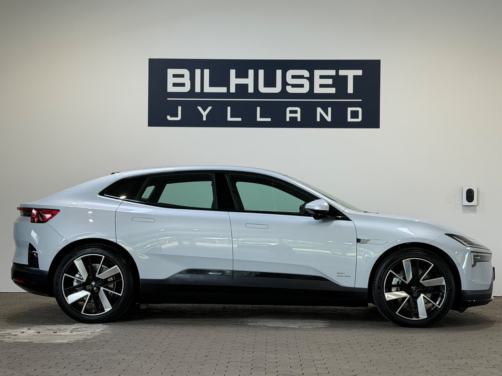 Hvid Polestar 4 fra 2025
