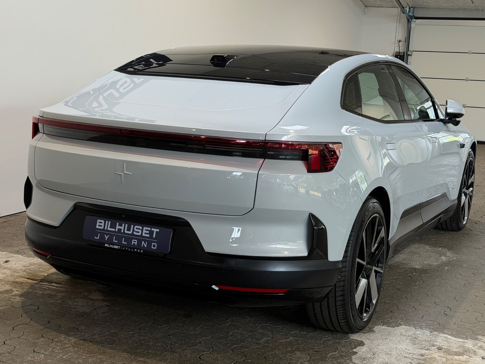 Hvid Polestar 4 fra 2025