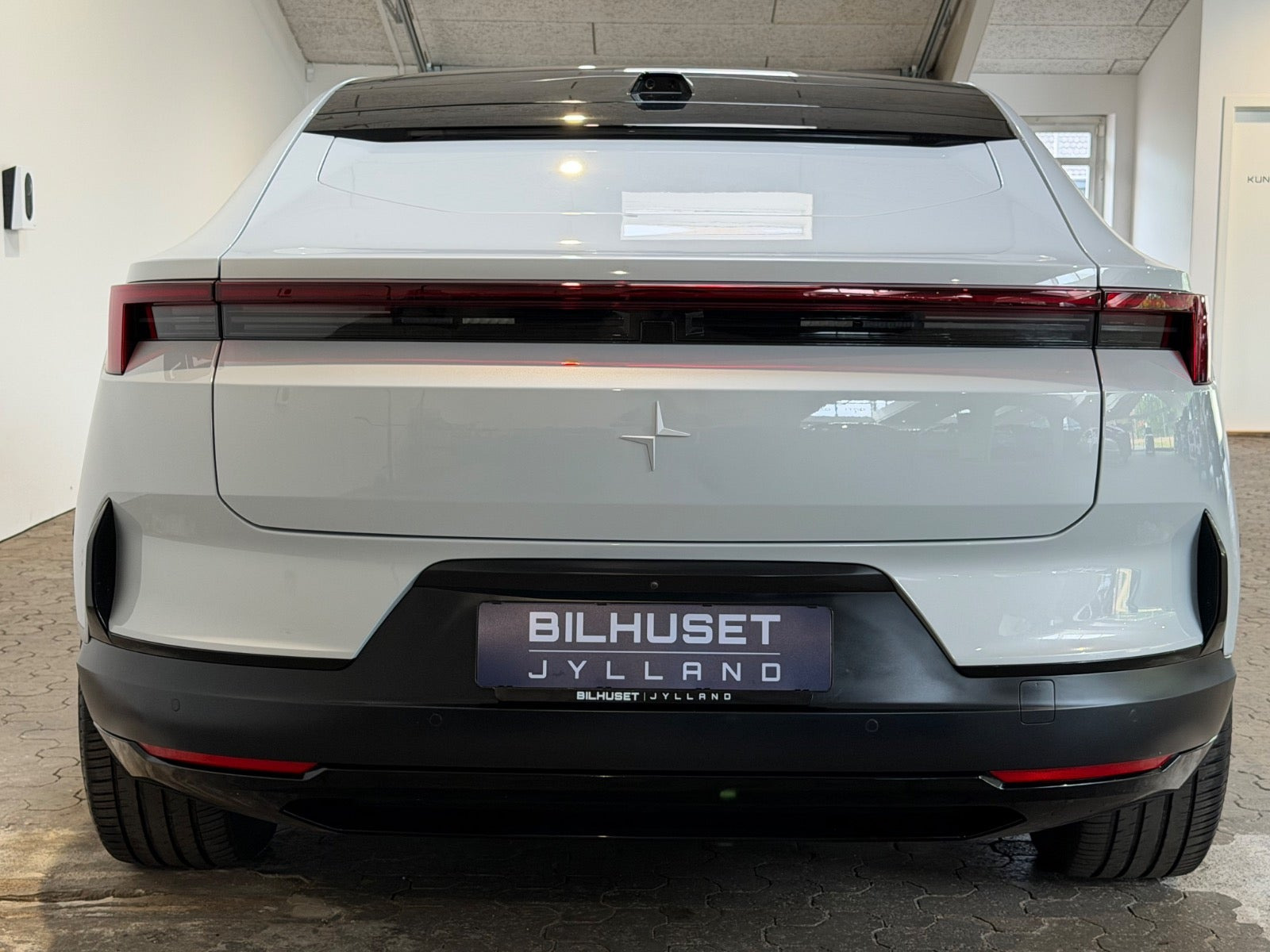 Hvid Polestar 4 fra 2025