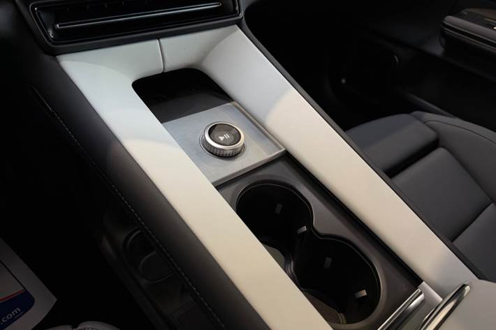 Hvid Polestar 4 fra 2025